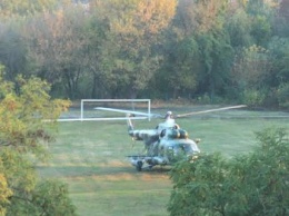 В Павлограде прямо на стадионе приземлился военный вертолет