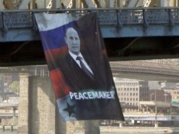 В Нью-Йорке на мосту повесили "Путина-миротворца"