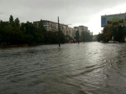 Улицы Одессы уходят под воду из-за сильного дождя