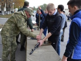 Павлоградские мальчишки брали в руки автоматы и карабкались на БТРы