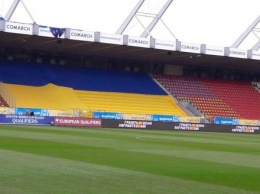 Самый большой в мире флаг Украины развернули на стадионе в Кракове