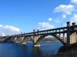 В Запорожье на мосту Преображенского образовалась пробка из-за поломки маршрутки