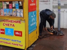 В Николаеве коммунальщики не смогли снести незаконные «позвонишки» из-за сопротивления предпринимателей