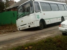 В Полтаве автобус с людьми провалился в яму (фото)