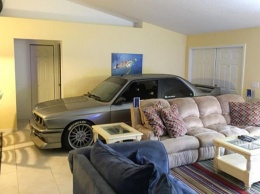 Редкий BMW E30 M3 спрятали прямо в гостиной дома из-за урагана Мэтью