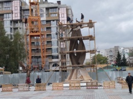 В Тернополе начали устанавливать памятник Героям Небесной сотни