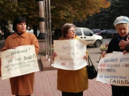 За улицу Парковую и против депутата Танасевич: горожане вышли пикетировать сессию