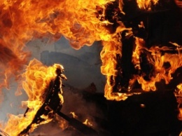 Два грузовика горели ночью на территории исследовательского института в Киеве