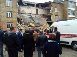 Из школы в Василькове, в которой обрушились 3 этажа, эвакуировали 631 человека, - ГосЧС
