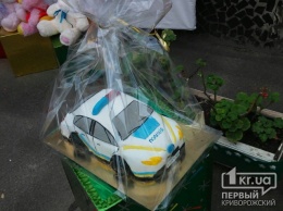 Криворожские дети подарили полицейским торт