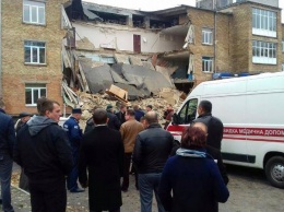 На Киевщине из рухнувшей школы эвакуировали 600 человек