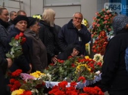 Сотни криворожан пришли проститься с погибшим в АТО Героем Денисом Бондарем (ФОТО)
