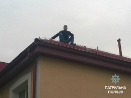 В Тернополе патрульные сняли с крыши психически нездорового мужчину, объявившего себя "ниндзей-мастером"