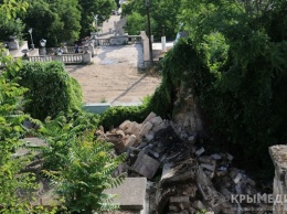Власти Керчи просят горожан и туристов быть осторожными на Митридатской лестнице, часть которой обрушилась неделю назад (ФОТО)