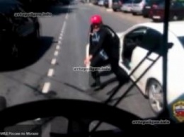 ВИДЕО, как неадекватный россиянин напал на шофера троллейбуса в Москве