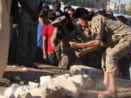 Боевики ИГ разбили кувалдами шесть статуй в Пальмире