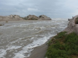 Вопреки решению суда шторм соединил Тузловские лиманы с морем