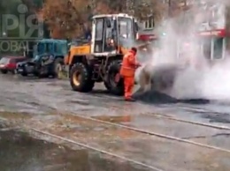 Запорожские коммунальщики продолжают использовать уникальную технологию ремонтов дорог (ВИДЕО)