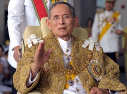Из-за смерти короля Таиланда в стране объявлен траур на год