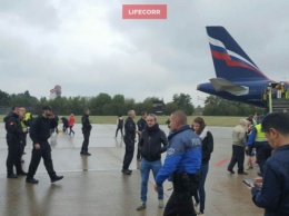 Пассажиров "Аэрофлота" эвакуировали с рейса в Женеве из-за сообщения о бомбе