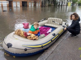 Потоп в Одессе: жительница Пересыпи приплыла в магазин за едой на лодке