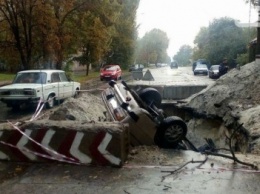 В Херсоне пьяный водитель, попав на авто в глубокую яму, выбрался из нее и пошел в магазин (фото)