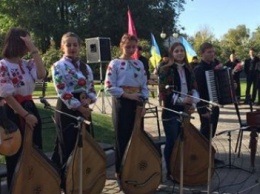 Харьковские активисты возложили цветы к памятнику из Севастополя (ФОТО)