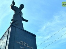 В Харькове возложили цветы к "депортированному" памятнику гетману Сагайдачному