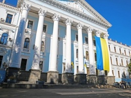 Одиннадцатиметровый флаг Украины вывесили на здании Минобороны