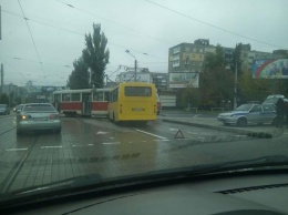 В Донецке столкнулись трамвай и автобус, перегородив перекресток (ФОТО)