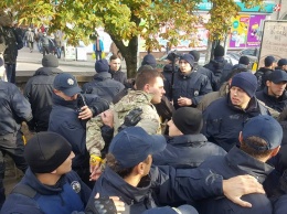 Акция Тягнибока в честь УПА началась с потасовки с полицией