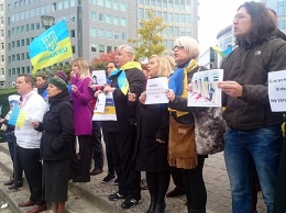 В Брюсселе активисты требовали от Кремля прекратить войну в Украине