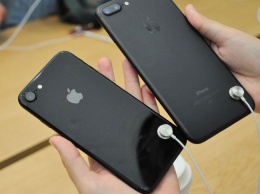 Apple отказалась от использования противокражных кабелей для iPhone в своих магазинах [фото]