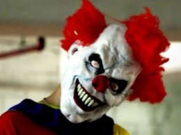 В Швеции мужчина в маске клоуна напал с ножом на подростка