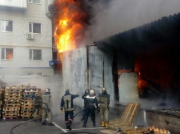 В Днипре около крупного ТЦ возник пожар