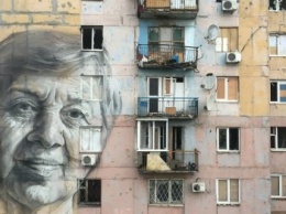 В Авдеевке нарисовали портрет учительницы украинского на разрушенном доме - "Да, вы можете обстрелять нас, разрушить наши дома, но мы никуда не уйдем с нашей родины"