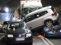 В швейцарском тоннеле столкнулись 4 машины, фура и польский автобус: есть жертвы