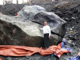 Шахтер в Мьянме нашел крупный самородок нефрита стоимостью 140 миллионов фунтов