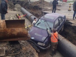 В Одессе машина упала в котлован теплотрассы (ФОТО)