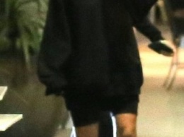 Ким Кардашьян появилась в Лос-Анджелесе в черных шортах и толстовке