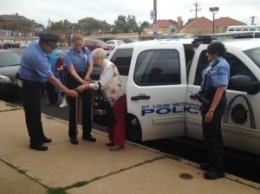 Арестована по собственному желанию: 102-летняя бабуля из США захотела попасть в участок и примерить наручники