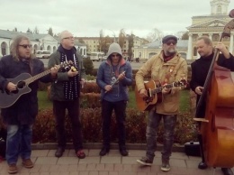 Борис Гребенщиков и «Аквариум» выступили в Костроме с уличным концертом