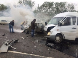 На трассе Одесса-Рени в автобус с футболистами врезалась легковушка: водитель погиб