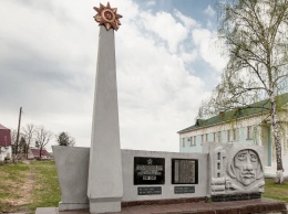Под Киевом декоммунизировали памятник павшим в Великой Отечественной