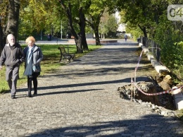 В одесском парке оползень образовал опасный участок прямо на аллее (ФОТО)