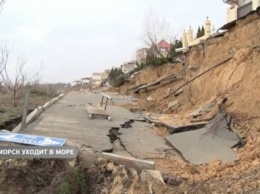 Под Одессой оползни: Фешенебельные дома рушатся, а дорога уже сползла в море (ФОТО)