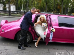Свадебный кортеж мэра Глухова: розовый цвет и ассоциации с Барби