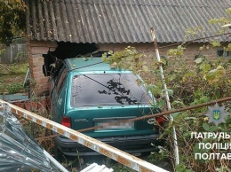 В Полтаве пьяный водитель проломил стену чужого гаража (фото)