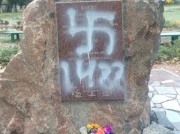 На Полтавщине вандалы нарисовали свастику на памятнике жертвам Холокоста