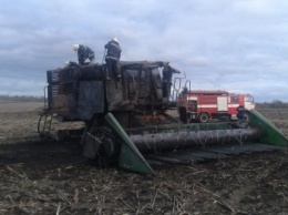 В Харьковской области в поле загорелся комбайн (ФОТО)